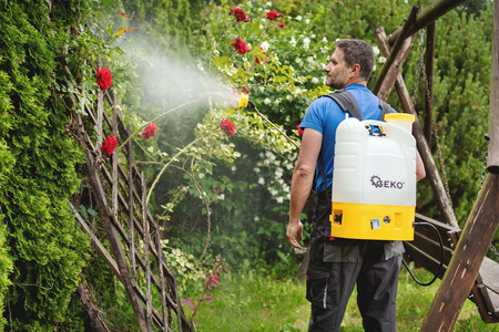 Opryskiwacz akumulatorowy 16L z dodatk. wyposażeniem (1)