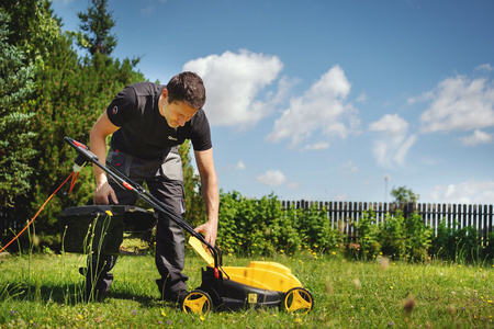 KOSIARKA ELEKTRYCZNA JOHN GARDENER 2000W 32CM MODEL SHARP