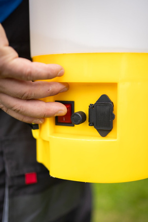 Opryskiwacz akumulatorowy 16L z dodatk. wyposażeniem (1)