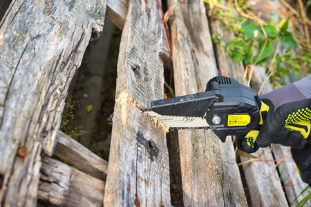 Piła łańcuchowa akumulatorowa 6" w walizce 2x2.0Ah 21V – zestaw XXL (10)