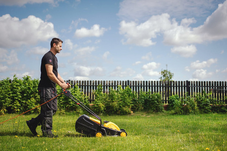 INDUKCYJNA KOSIARKA ELEKTRYCZNA JOHN GARDENER 2000W 32CM