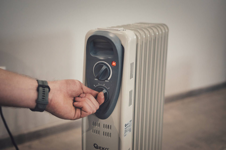 Grzejnik olejowy z regulacją i termostatem 9 żeber 2000W B57