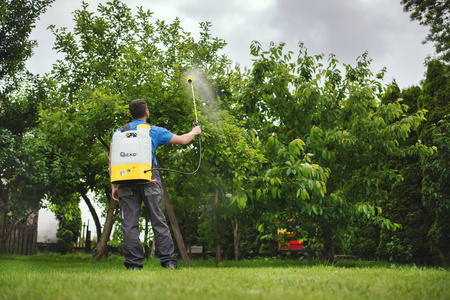 Opryskiwacz akumulatorowy 16L z dodatk. wyposażeniem (1)