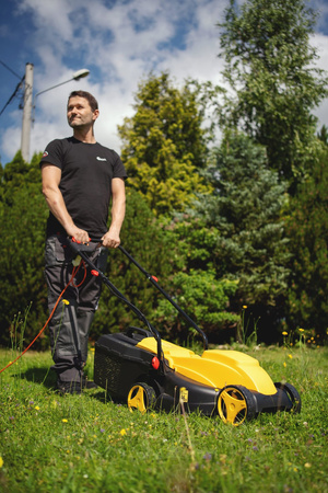 KOSIARKA ELEKTRYCZNA JOHN GARDENER 2000W 32CM MODEL SHARP