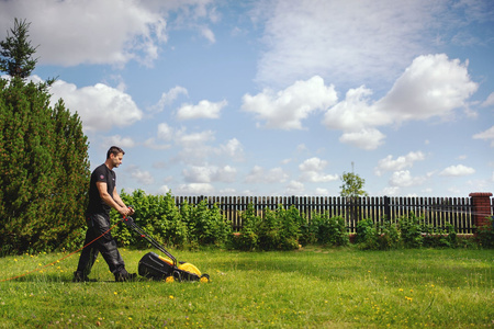 Elektryczna kosiarka indukcyjna John Gardener 2000W 32cm